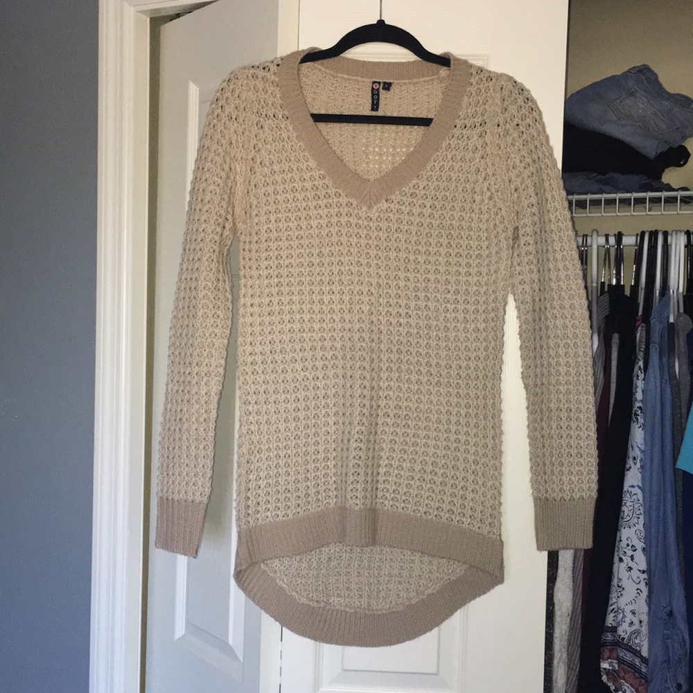 Long v-neck knit sweater